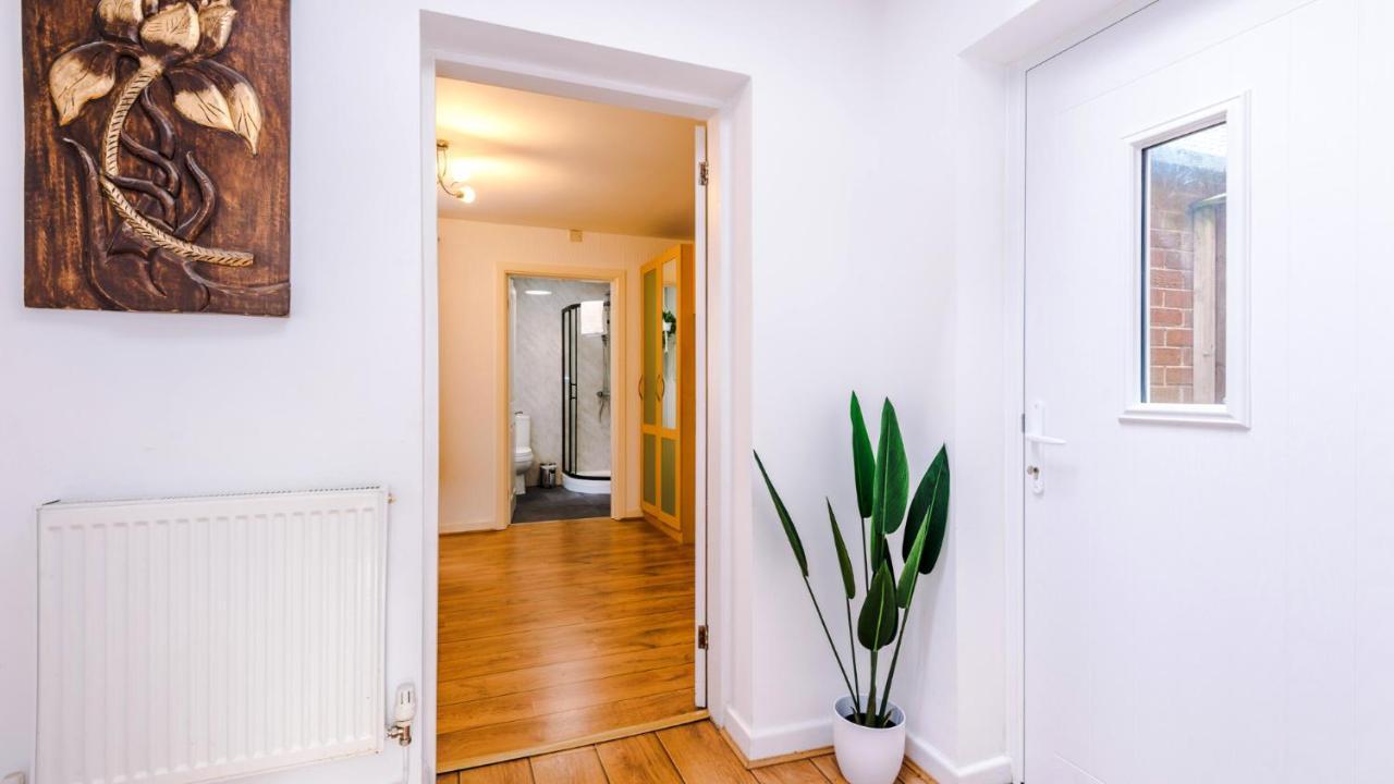 Newhall Road - 4 Bedroom Chester Home - Parking Wervin Extérieur photo