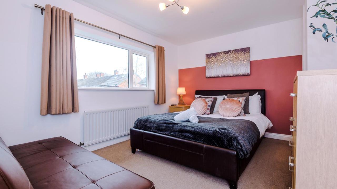 Newhall Road - 4 Bedroom Chester Home - Parking Wervin Extérieur photo