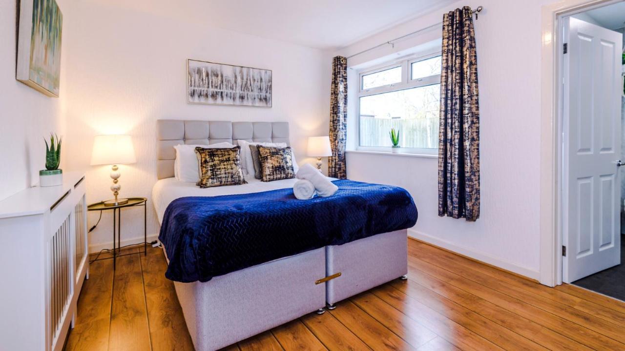 Newhall Road - 4 Bedroom Chester Home - Parking Wervin Extérieur photo