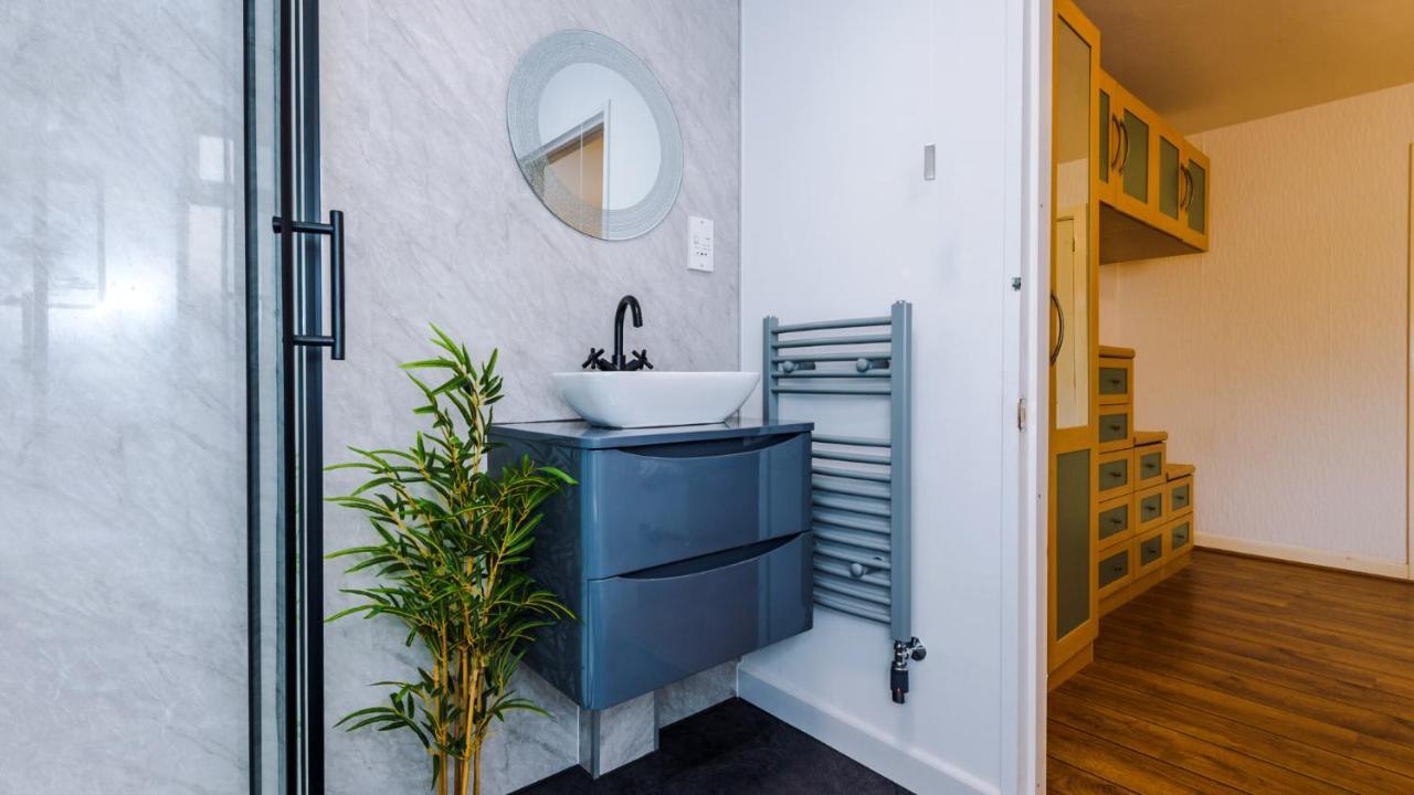 Newhall Road - 4 Bedroom Chester Home - Parking Wervin Extérieur photo