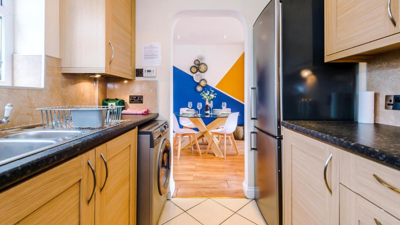 Newhall Road - 4 Bedroom Chester Home - Parking Wervin Extérieur photo