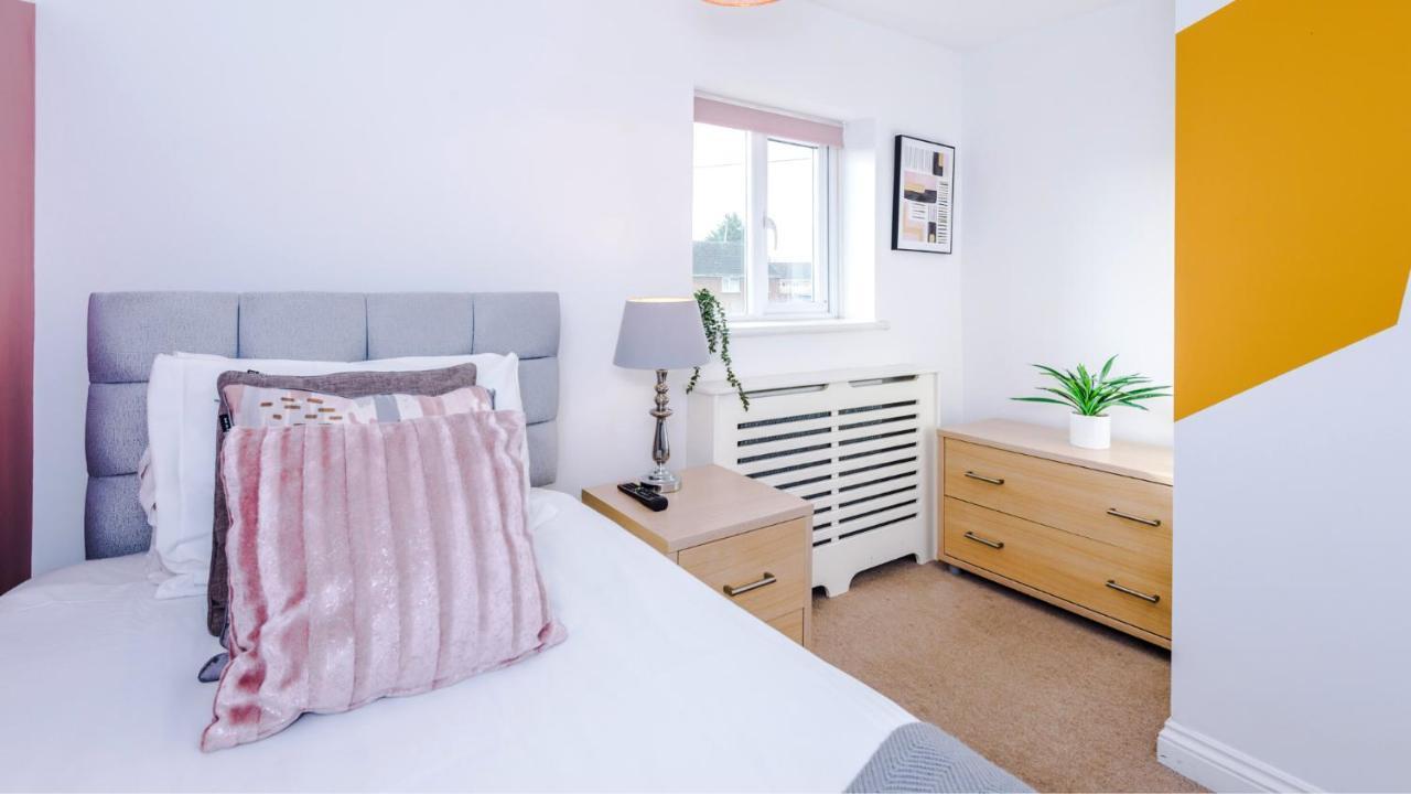 Newhall Road - 4 Bedroom Chester Home - Parking Wervin Extérieur photo