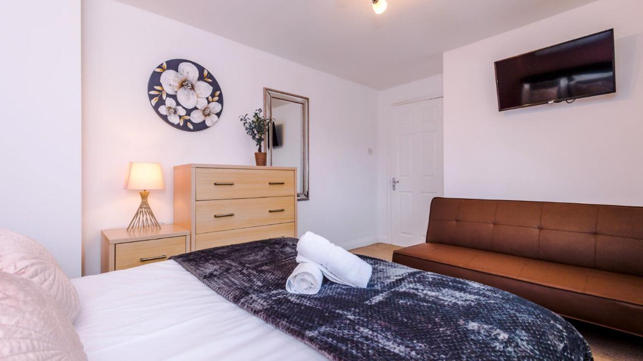 Newhall Road - 4 Bedroom Chester Home - Parking Wervin Extérieur photo