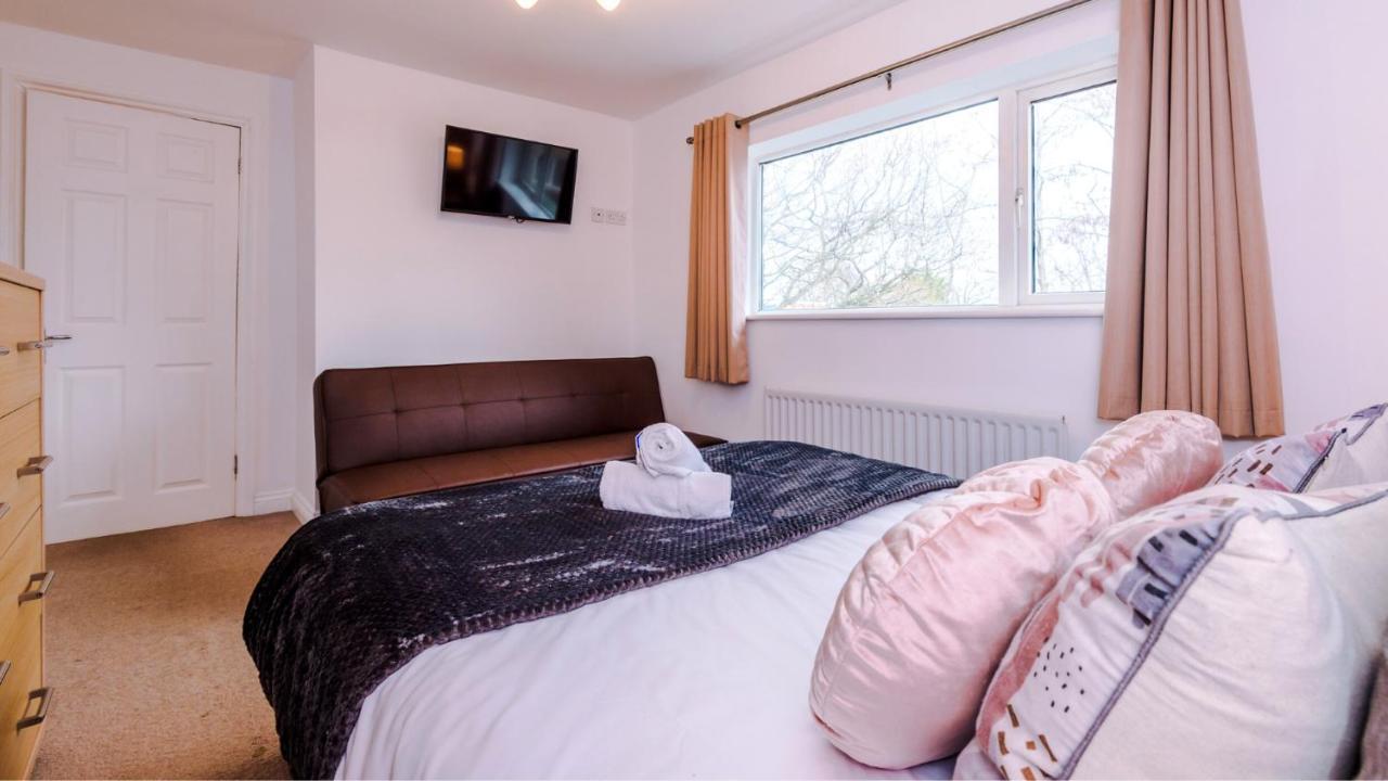 Newhall Road - 4 Bedroom Chester Home - Parking Wervin Extérieur photo