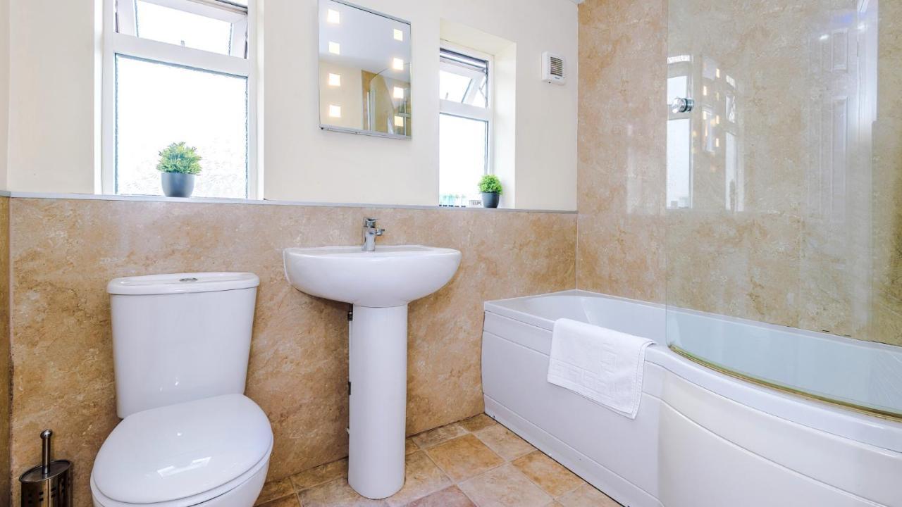 Newhall Road - 4 Bedroom Chester Home - Parking Wervin Extérieur photo
