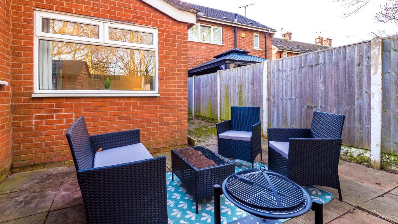 Newhall Road - 4 Bedroom Chester Home - Parking Wervin Extérieur photo