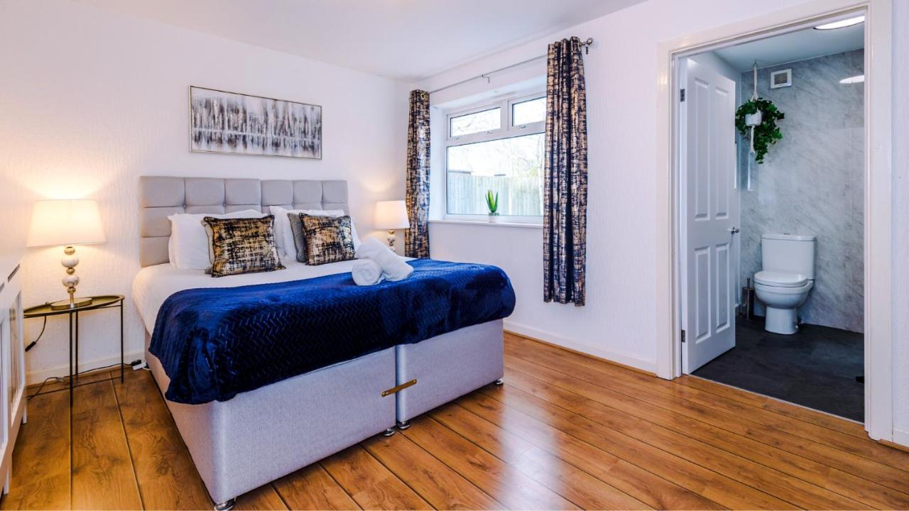 Newhall Road - 4 Bedroom Chester Home - Parking Wervin Extérieur photo