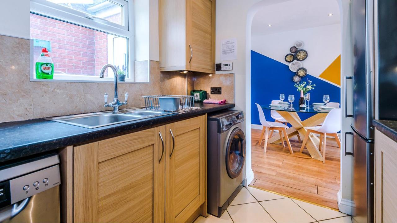Newhall Road - 4 Bedroom Chester Home - Parking Wervin Extérieur photo